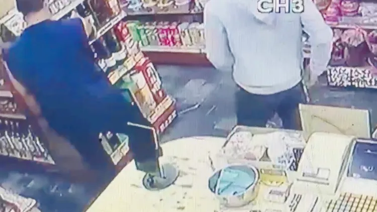 顧客趁老闆介紹酒品時，偷偷掏出剪刀。讀者提供