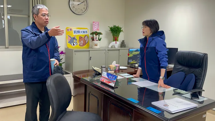 陳莉婷和同事互動。張沛森攝