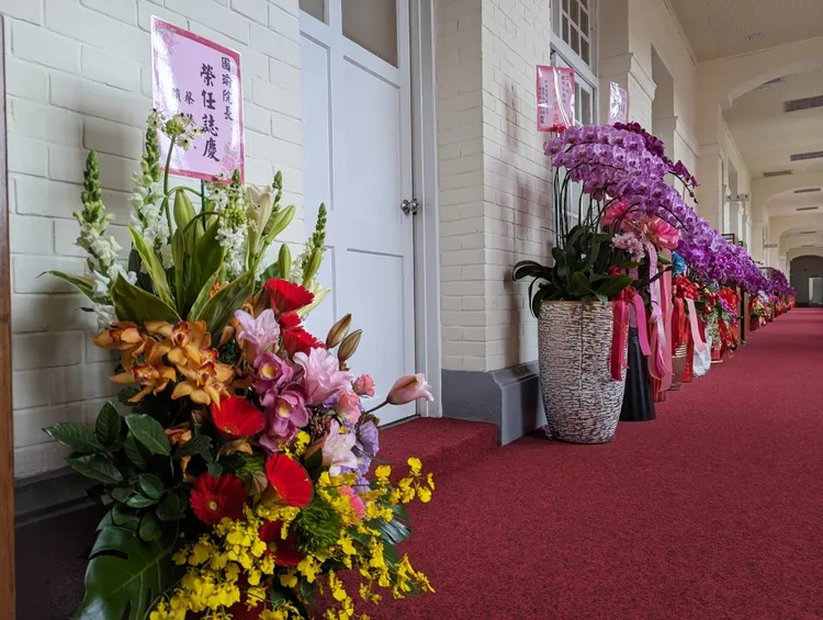 韓國瑜當選院長後，辦公室前擺滿敬賀花藍。蘇柏銓攝
