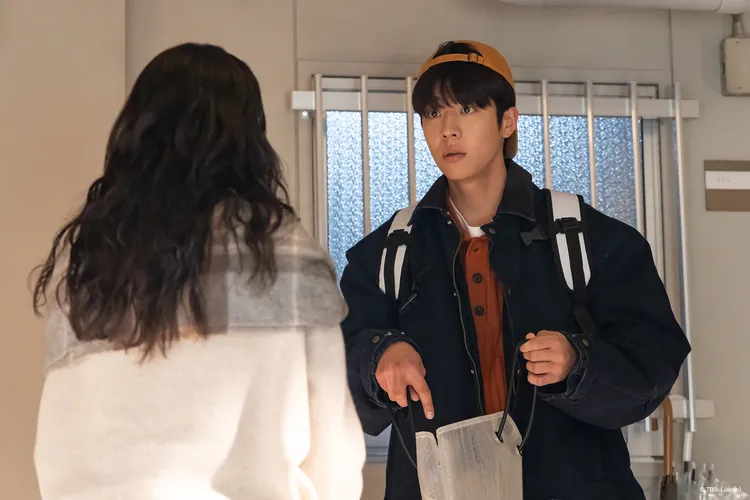 蔡鍾協（右）大狗狗形象擄獲櫻花妹的心，二宮和也也被收服。friDay影音提供