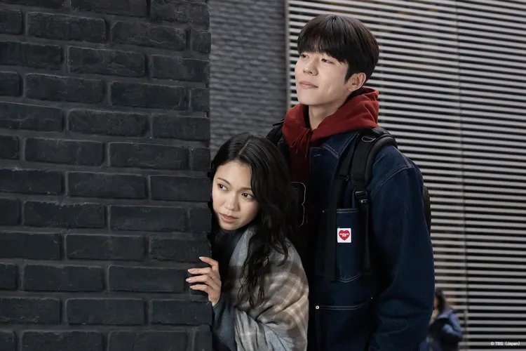 蔡鍾協（右）劇中到公司實習，老闆竟是他外送餐點的客人二階堂富美。friDay影音提供