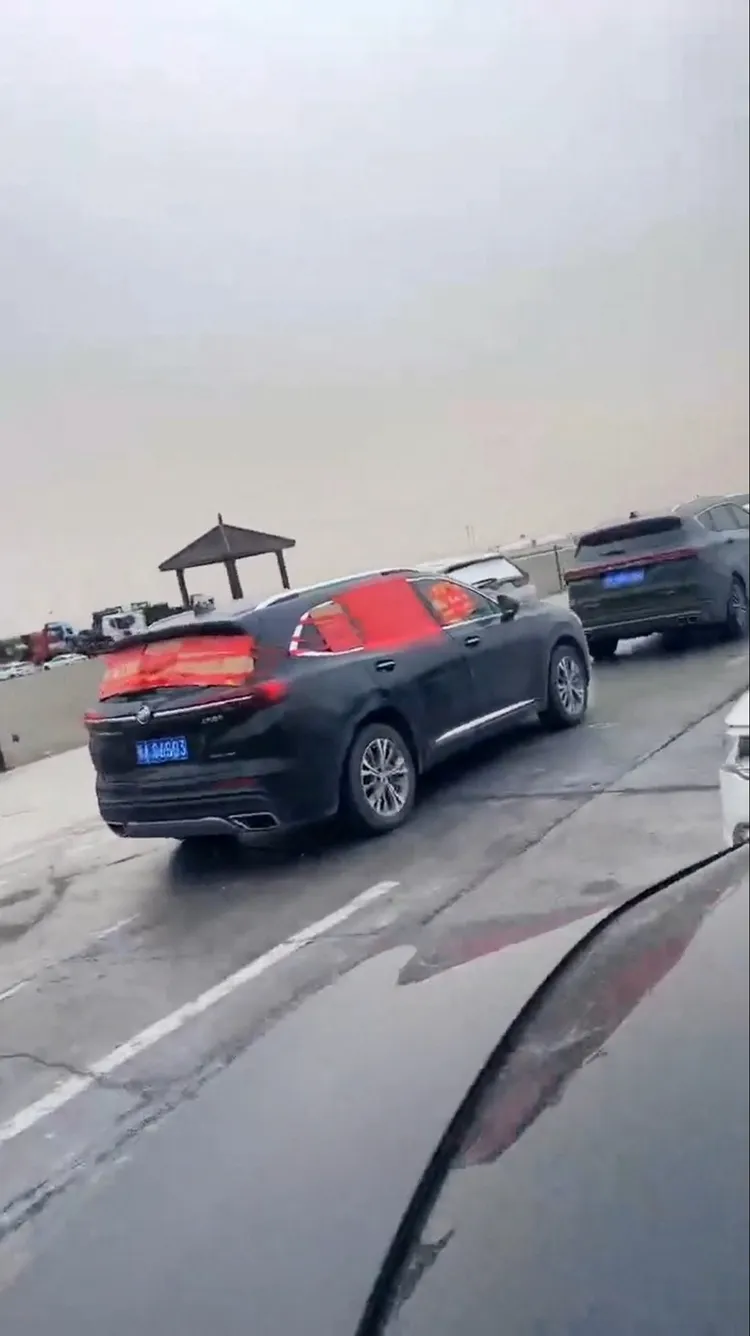 有汽車玻璃被特強沙塵暴吹破，車主只好在外面貼上厚紙板應急，繼續趕路。路透社