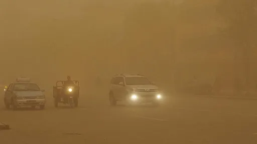 新疆特強沙塵暴!南疆下土、北疆下雪 車窗都被風刮碎