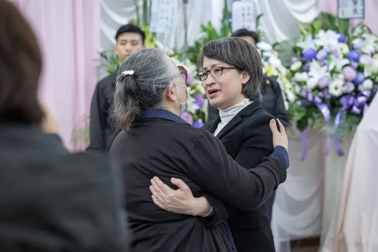 蕭美琴也到場致意，並慰問家屬。民進黨提供