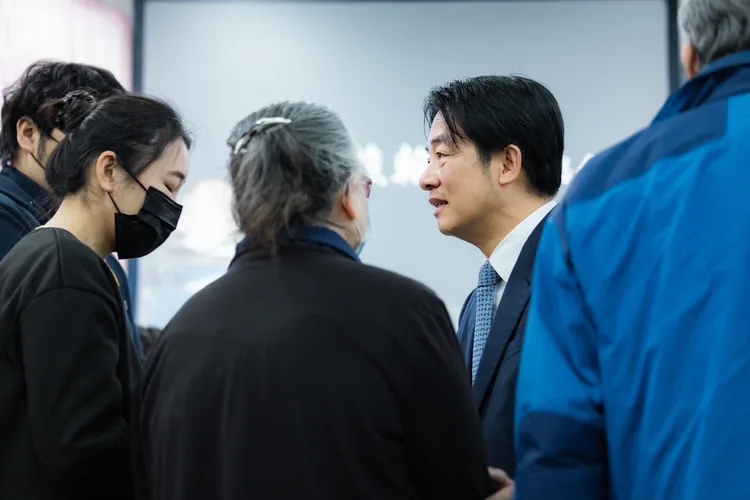 賴清德慰問家屬。民進黨提供
