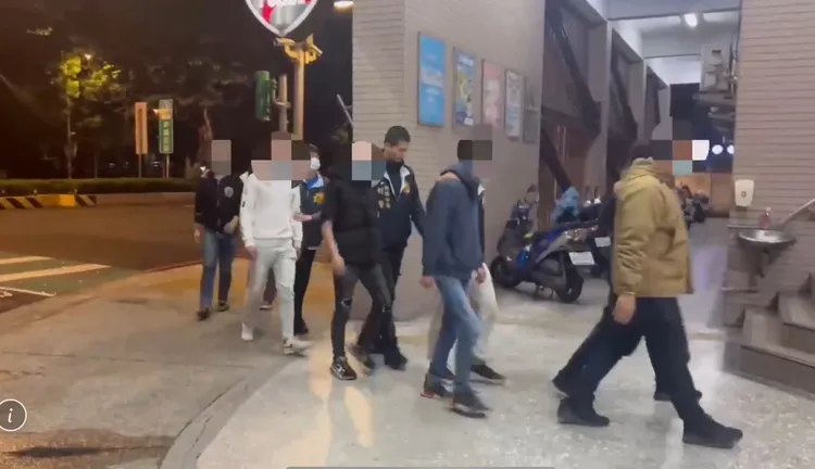 警方帶回劉男等五人了解追逐原因。翻攝畫面