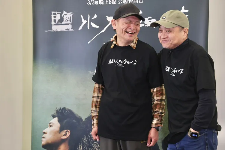 導演鄭文堂（右）和林志儒合作無間。林林攝