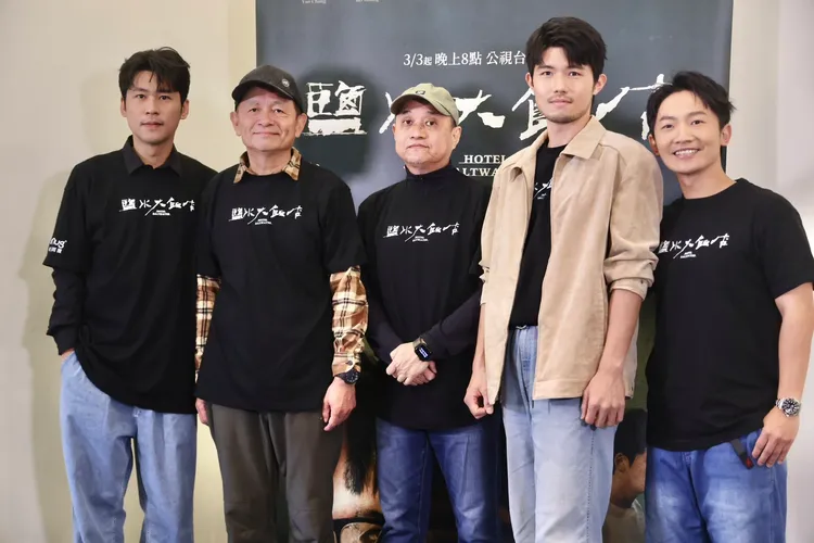 《鹽水大飯店》由蔡昌憲（右起）、張耀仁、導演鄭文堂、導演林志儒、黃迪揚共同完成。林林攝