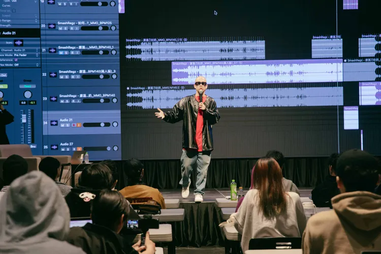 呂士軒以自身經驗跟學員分享。臺北流行音樂中心提供