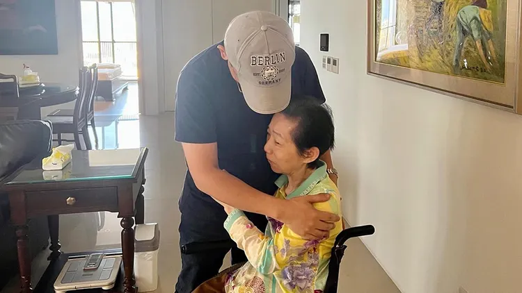 陳致中入獄前與母親吳淑珍道別，將出獄返家吃團圓飯。翻攝自陳水扁臉書