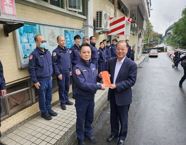 黃明昭慰勉春節執勤紅斑。國道公路警察局提供