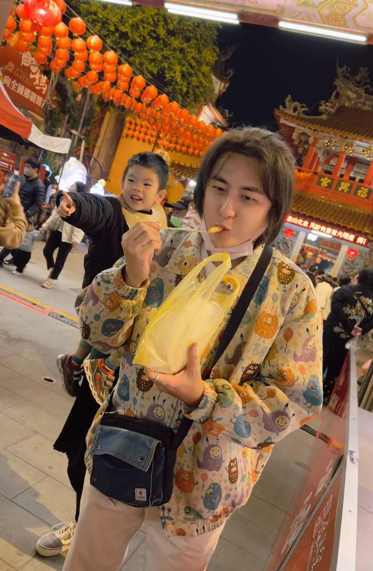 黃靖倫在臉書寫下「我真正的做到了，我背著老婆小孩偷吃！」原來偷吃的是薯條。翻攝自黃靖倫臉書