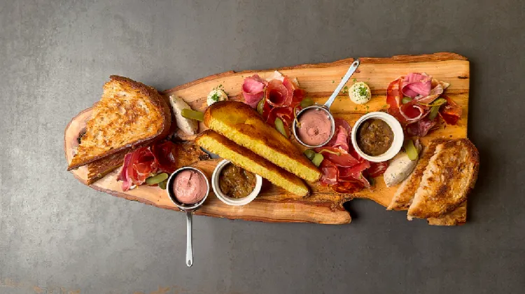 台北萬豪酒店「MIDTOWN中城廣場」一樓「RÒU x James Sharman」，圖為全時段供應的經典冷肉熟食盤。業者提供