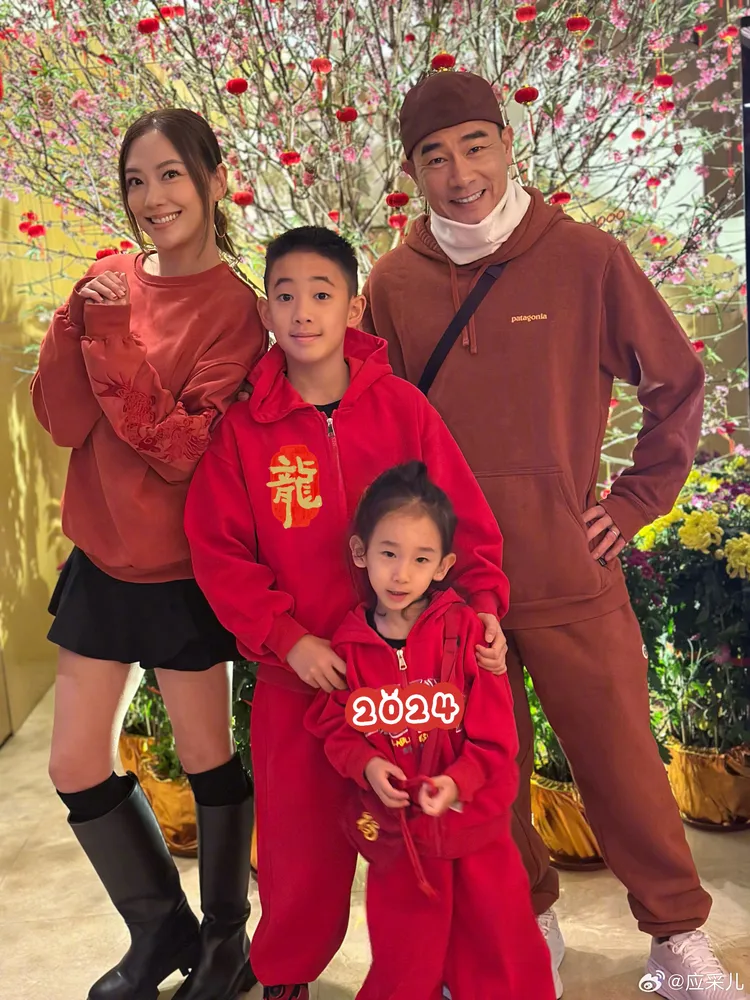 陳小春（右）和應采兒（左）育有10歲Jasper和3歲Hoho。翻攝應采兒微博