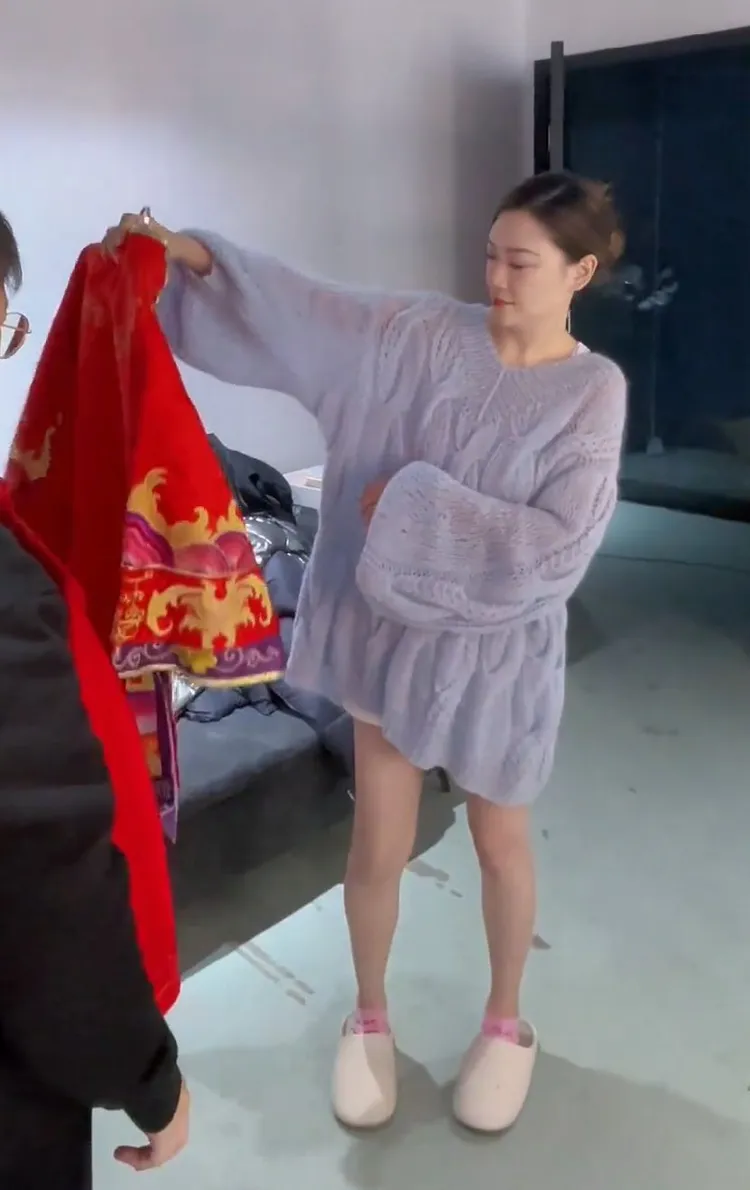 應采兒原本穿著寬鬆大毛衣。翻攝應采兒抖音