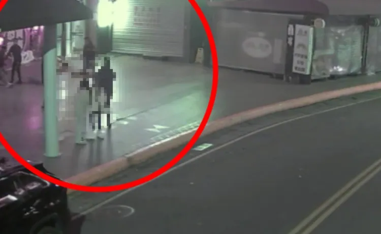 5名年輕男子動手破壞佈景。翻攝畫面