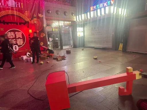 新莊鴻金寶廣場5屁孩出沒 酒醉後毀年節佈景還死不認錯