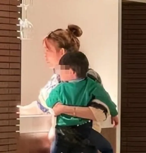 林志玲在餐廳單手抱起2歲兒子。翻攝娛樂有飯微博