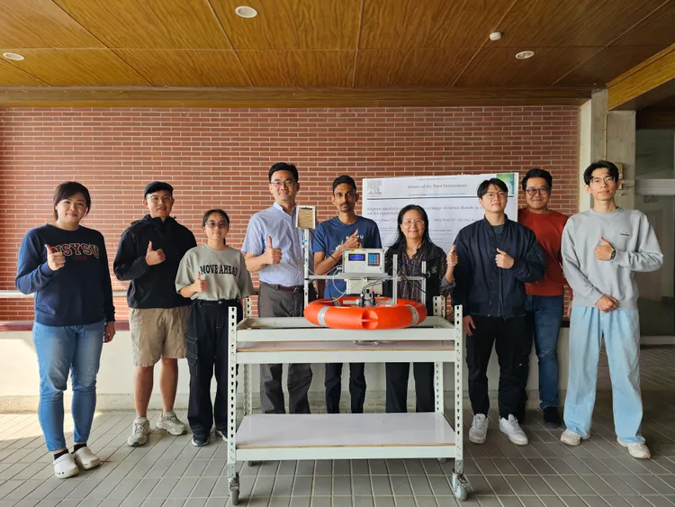 中山海洋科學系副教授黃蔚人（左四）團隊研發全國唯一的碳排放測量儀器，與教授劉莉蓮（右四）團隊合作，實地量測臺灣虱目魚與文蛤養殖池的碳排放狀況。中山大學提供