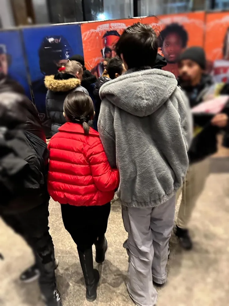 張清芳甜勾兒子。張清芳飛到美國跟兒子團聚。翻攝張清芳臉書