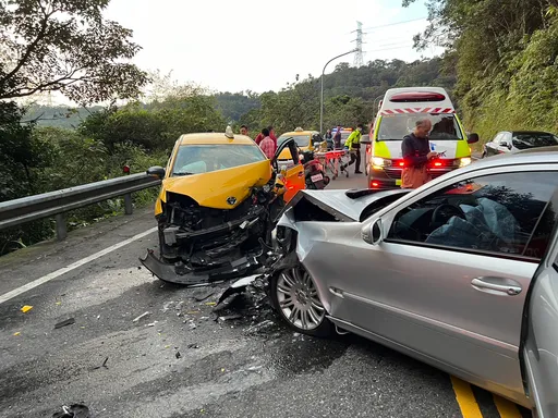 賓士男打瞌睡車子跨越雙黃線 碰!小黃衰遭撞釀3人傷
