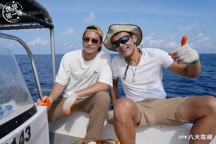 楊一展（右）、鄒承恩前往水母湖。。八大提供