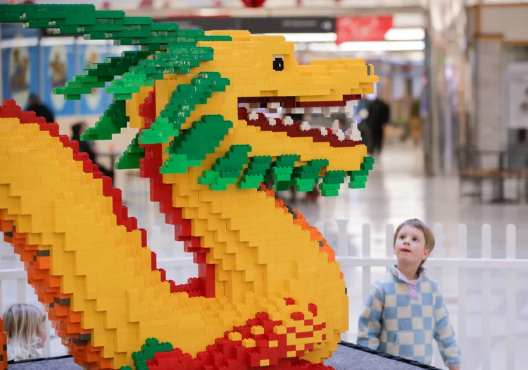 小朋友仰望樂高龍。新華社