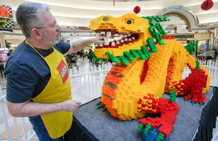 藍色龍珠用以和紅掌綠爪做出對比。新華社