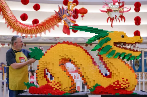 猜這裡幾塊樂高？長2公尺、高1.5公尺巨龍　花3天打造月底屠龍