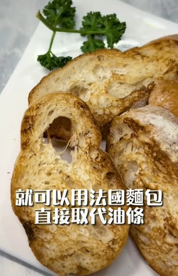 中西麻辣鍋吃法，法國麵包取代油條。TikTok@momo19911224 / IG：momo19911224 提供
