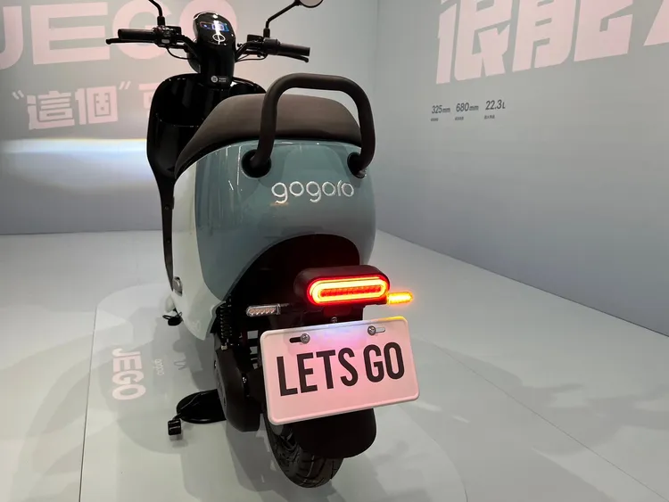Gogoro JEGO在既有的品牌設計筆觸下，透過整合在後土除的車尾燈造型，創造視覺上的新鮮感。林浩昇攝