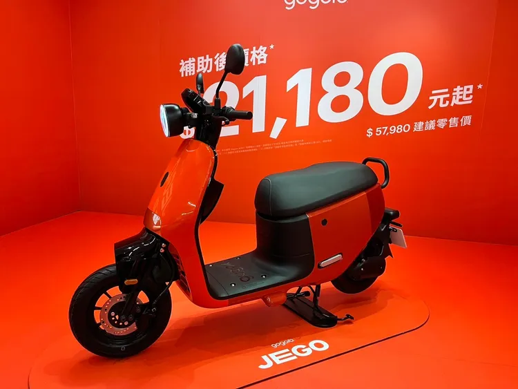 Gogoro JEGO帶來更出色的乘坐品質與更充裕的置物空間，設定了32.5公分超寬腳踏、可放置 28 吋行李箱。林浩昇攝