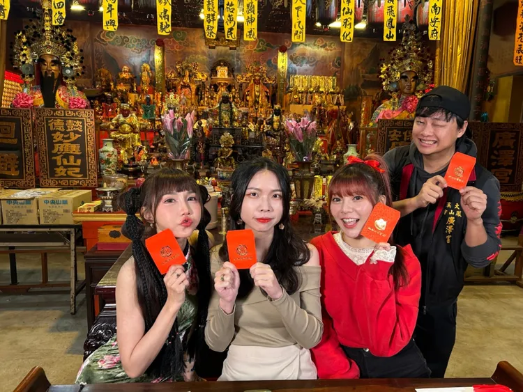 賴銘偉（右一）表示，初四迎財神，提醒文財神、武財神要分清楚。17LIVE提供