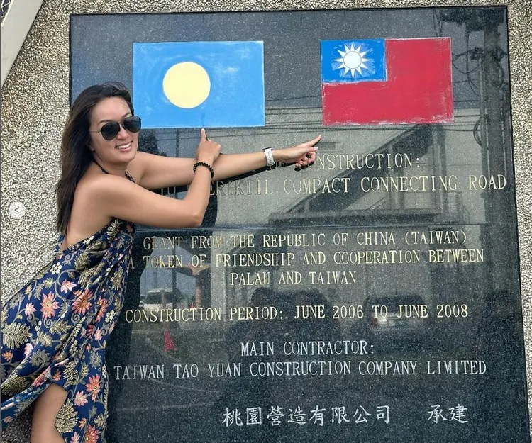 百靈果凱莉開心在帛琉機場看到中華民國國旗。翻攝百靈果凱莉IG