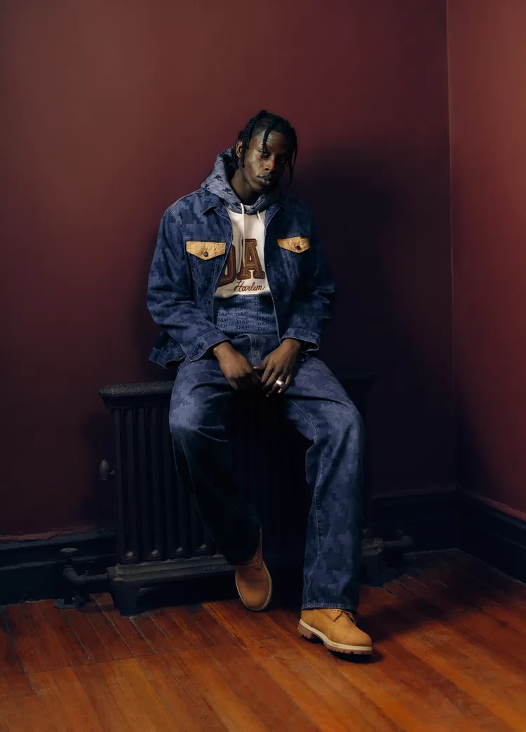 融合千鳥格圖騰打造丹寧藝術穿搭。品牌提供