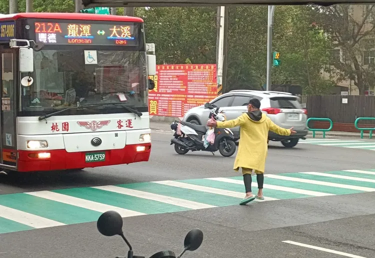公車也攔。翻攝臉書《記憶八德》