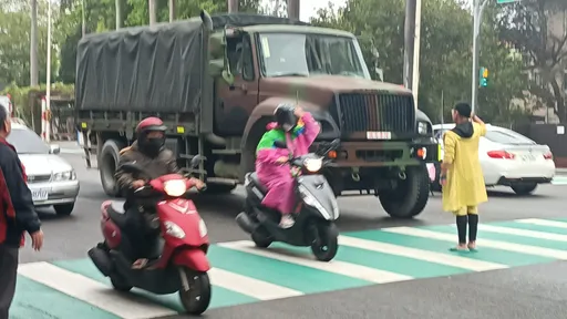 桃園男站路中啥車都攔！還向軍車敬禮　脫序行為恐觸法