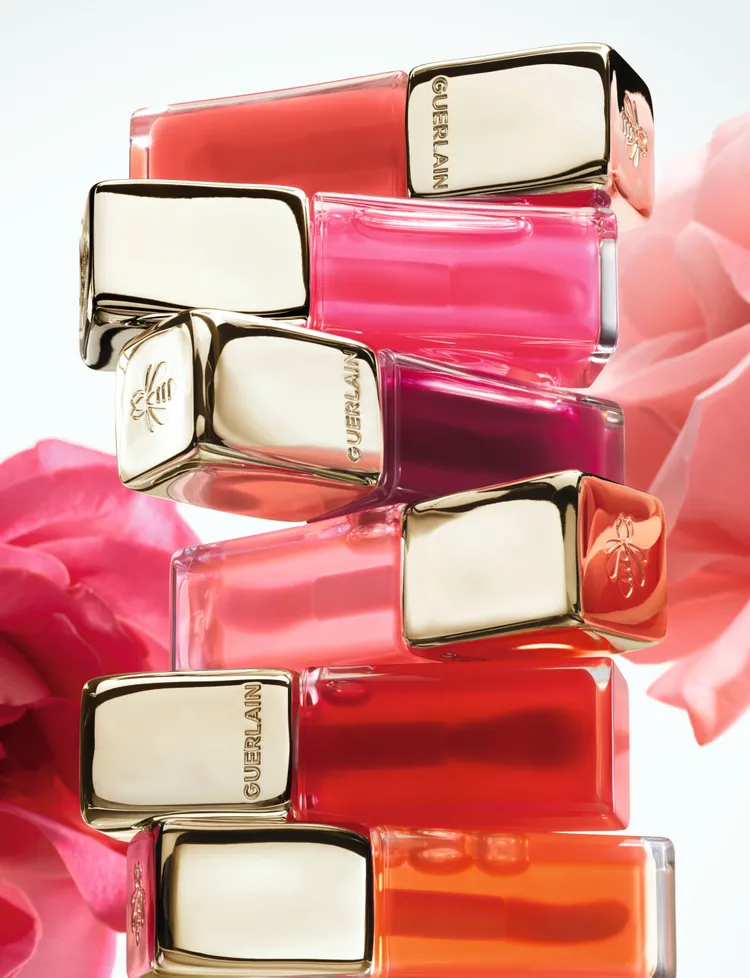 嬌蘭KISSKISS法式之吻波光蜜漾護唇油，共有6色選，各1450元。品牌提供