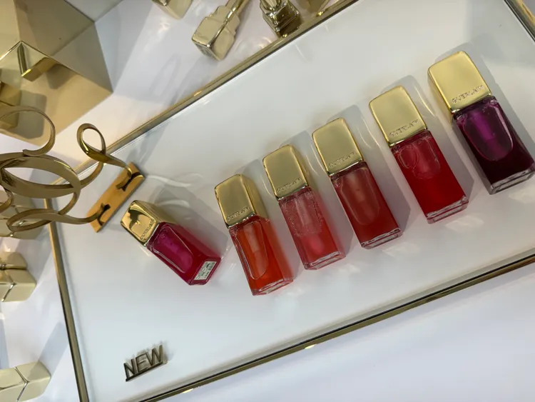 嬌蘭KISSKISS法式之吻波光蜜漾護唇油，共有6色選，各1450元。張家玲攝