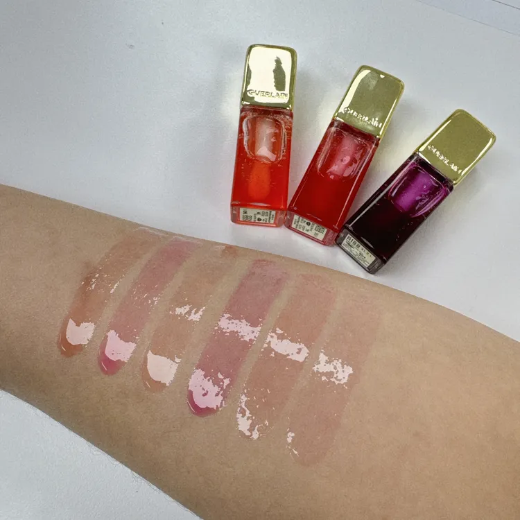 嬌蘭KISSKISS法式之吻波光蜜漾護唇油，各1450元。張家玲攝