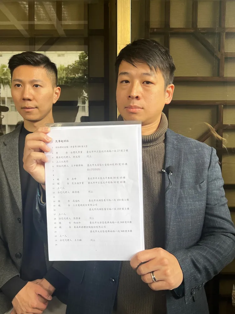 民眾黨向民進黨發言人吳崢及民進黨提告求償，同時也對2記者和媒體提告。陳彩玲攝