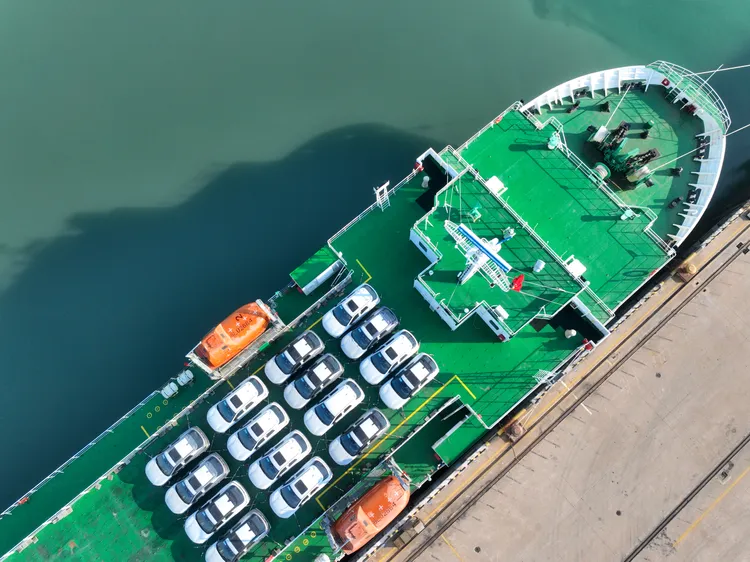 江蘇連雲港一艘滾裝輪上準備出口的汽車。新華社