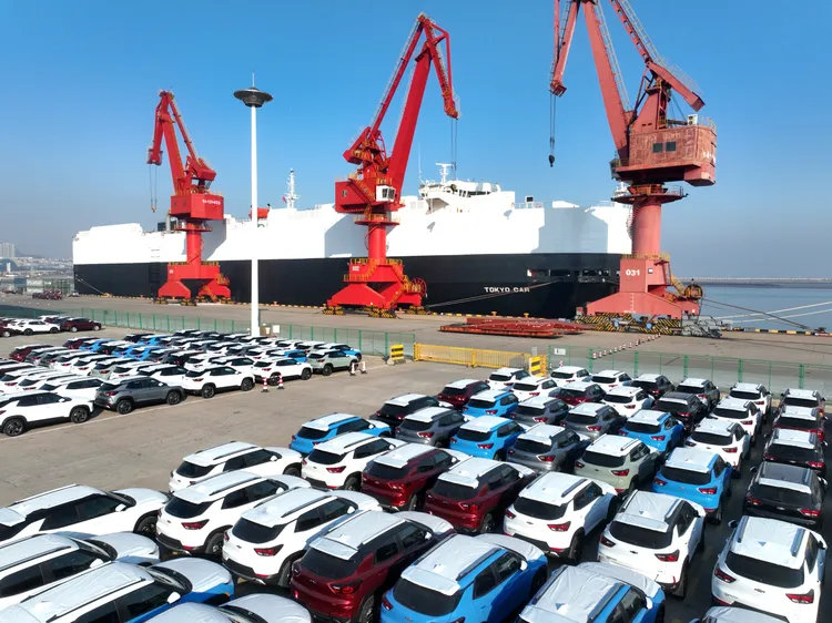 江蘇連雲港準備出口的汽車。新華社