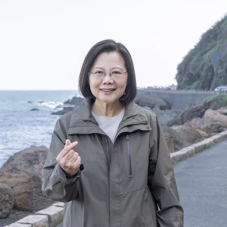 蔡英文站在被丟包的子母岩旁。總統府提供