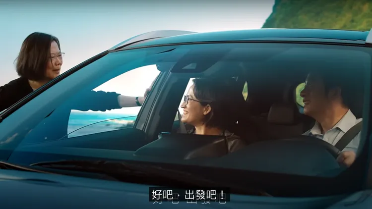 《在路上》影片「交棒篇」中，總統蔡英文(左)最後在海邊下車，交棒給賴清德(右)、蕭美琴，還對他們說「出發吧」。翻攝自賴清德YT頻道