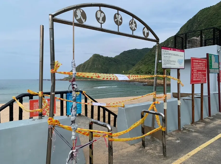 事發後市府緊急封閉周邊水域。葉先鵬攝