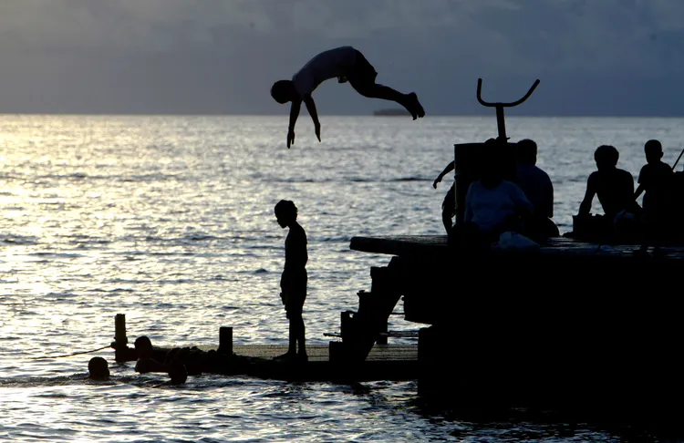 吐瓦魯兒童在富納富提島海邊戲水。美聯社