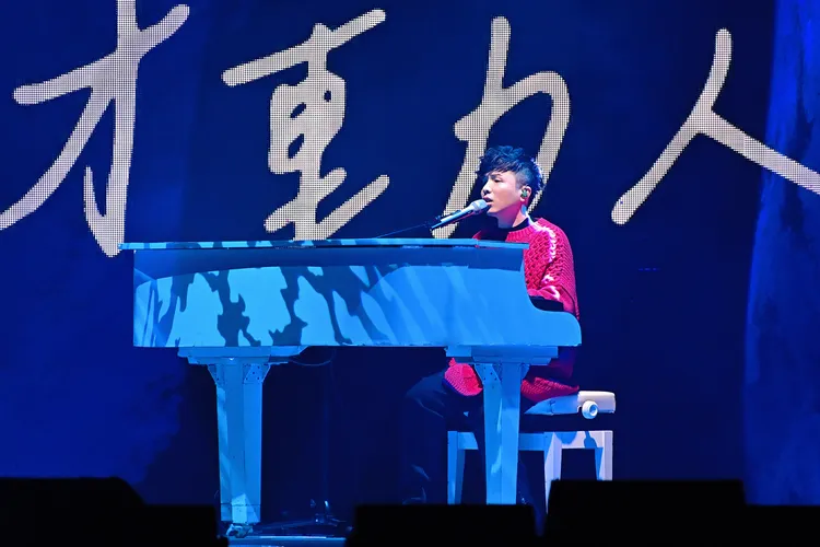 小宇吟唱醉人情歌。喜鵲娛樂提供