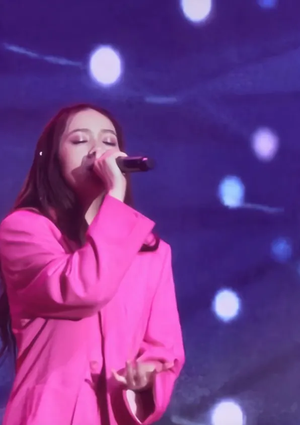 告五人到鴻海尾牙開唱。翻攝犬青IG