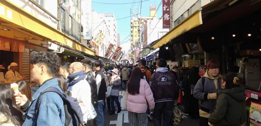 築地農曆年間擠滿中港台客 1串上千台幣的烤A5和牛大排長龍驚呆日人